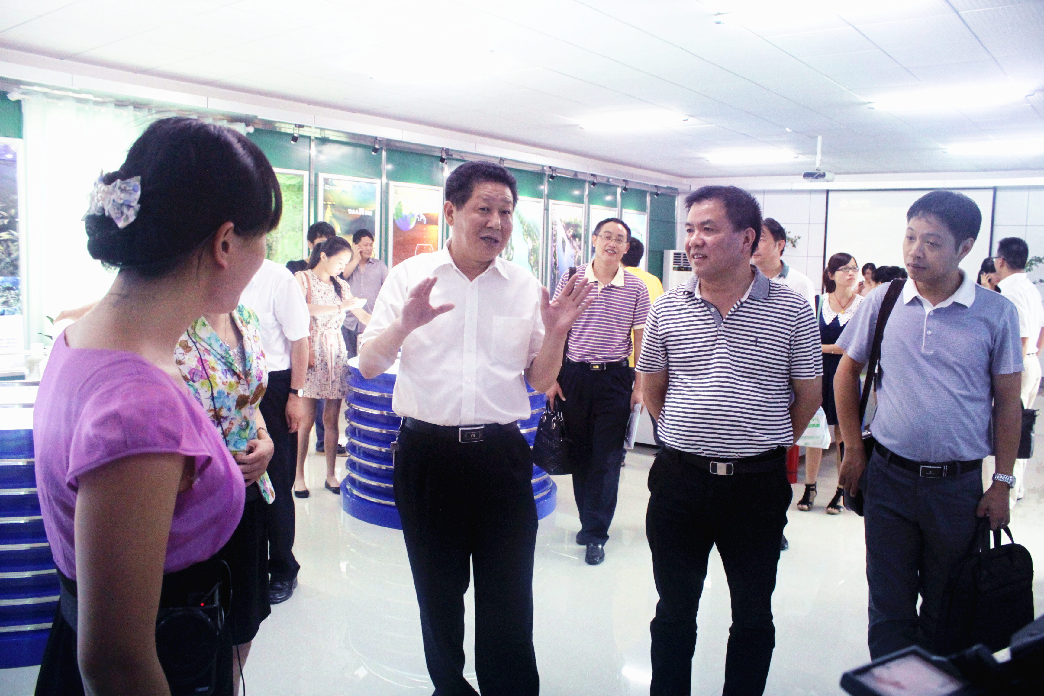 2012年8月，省委宣傳部紀(jì)檢組長肖君華在時(shí)任市委常委，宣傳部部長錢德喜的帶領(lǐng)下蒞臨公司視察.JPG