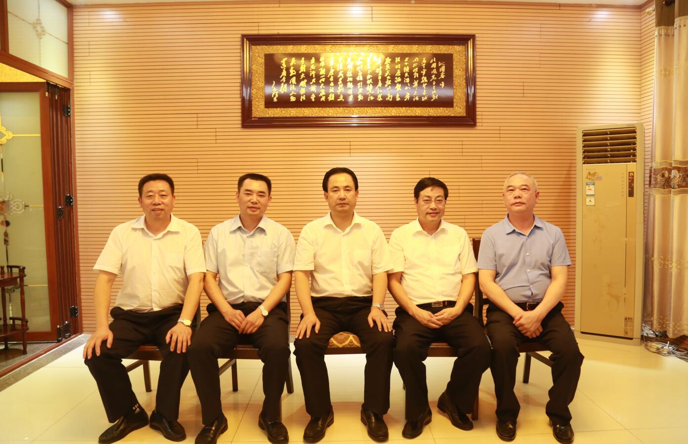 2016年9月，時(shí)任市委常務(wù)副市長楊親鵬等領(lǐng)導(dǎo)蒞臨公司指導(dǎo).JPG