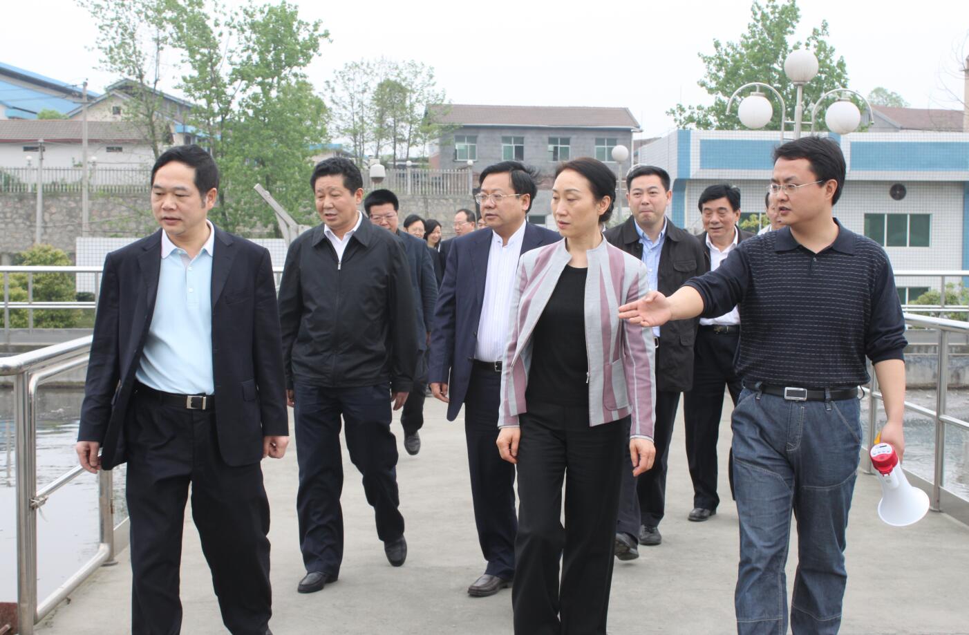2011年4月，省政協(xié)主席，時(shí)任省委常委、統(tǒng)戰(zhàn)部部長李薇薇來公司視察.JPG